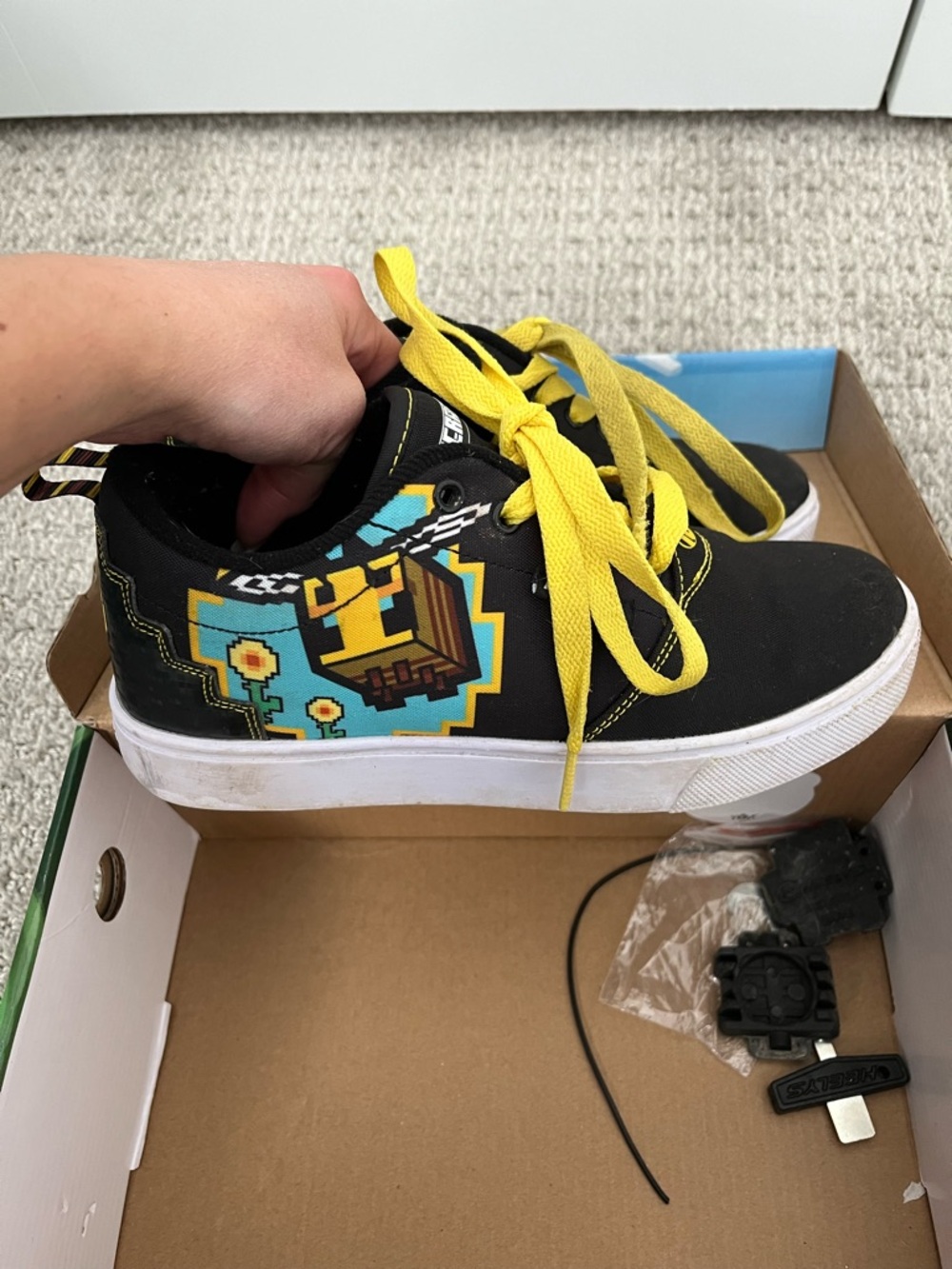 Heelys Minecraft Bee youth Size 5